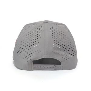 Venta Directa al por Mayor de Gorras Deportivas Transpirables de Secado Rápido de 5 Paneles, Gorra de Golf Personalizada con Logotipo de Goma de Lujo y Orificios Cortados con Láser para Hombre - Product Image 4