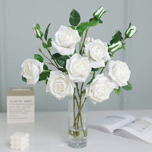 Ramillete de Rosas Artificiales Ruilisi de 3 Cabezas, Tallo Único, Color Blanco Rosado Grisáceo, Tela Encerada, Decoración para Bodas y Hogar - Product Image 4