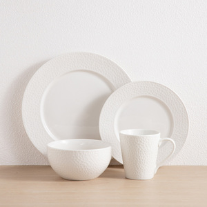 Service de table en porcelaine blanche festonnée 16 pièces avec bord doré personnalisé et motif sur mesure – Vaisselle complète en gros - Product Image 1