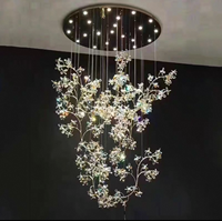 Projet intérieur professionnel sur mesure, lustre luxueux avec fleurs en cristal arc-en-ciel, lustre de villa