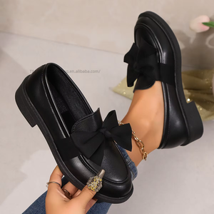 Calzado de Mujer a la Moda en Charol con Plataforma y Decoración de Cadena Negra en Mocasines para Uso Diario - Product Image 3
