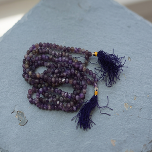 Collier de prière Jap Mala fait main en pierres de cristal d'améthyste naturelle, perles circulaires avec pompon violet - Product Image 1