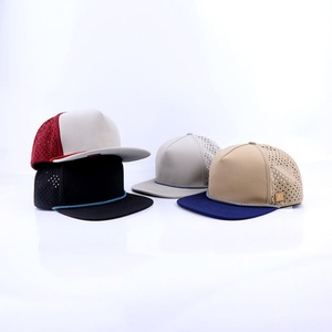 Casquette de golf snapback imperméable à 5 panneaux avec patch en caoutchouc découpé au laser, casquette trucker personnalisée avec couleur au laser et trous percés - Product Image 1