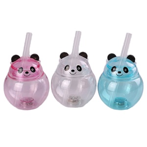 Botella de agua de plástico ecológica con forma de oso, moderna, de 500 ml, con luz LED personalizada, con pajita y tapa, para fiestas infantiles. - Product Image 1