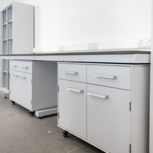Banco da Laboratorio TL-1-12 con Telaio a C in Acciaio e Armadietto Mobile, Superficie in Resina Epossidica, Arredamento per Laboratori Ospedalieri ed Educativi - Product Image 5