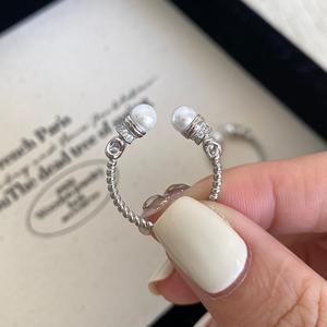 Bague pour femme en argent sterling S925, design vintage, petit modèle, torsades tressées, avec double perle simple et sophistiquée, petite taille - Product Image 2