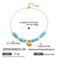 Bracelet élégant en acier inoxydable plaqué or 18 carats, style contemporain, avec breloques étoile de mer, coquillage et conque, design océanique minimaliste, cadeau bijou
