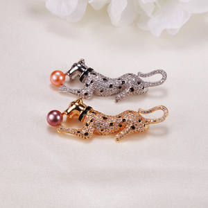 Broche de Aleación de Cobre Estilo Leopardo al por Mayor, Botón con Perla de Agua Dulce, Flor para el Pecho, Accesorio de Moda - Product Image 2