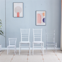 Vente en gros de chaises blanches en plastique d'extérieur avec matériau PP durable, étanches et empilables pour une utilisation dans un hôtel de ferme, un mariage et un banquet