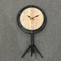Horloge de table moderne en bois avec support en métal triangulaire