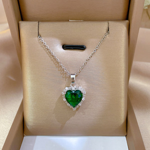 Collar de Cadena de Eslabones de Aleación Chapada en Oro de Moda al por Mayor, con Colgante de Corazón de Cristal Rojo y Verde con Circonita Plateada, para Regalo de Compromiso para Mujer - Product Image 5