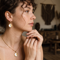 QIAOREN 15113-14 Ensemble collier et boucles d'oreilles en acier inoxydable avec pendentif en nacre, bijoux ronds dorés, étanches et hypoallergéniques