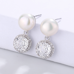 Boucles d'oreilles pendantes en cuivre plaqué argent avec perle blanche ronde et halo de zircon cubique pour femme, grandes boucles d'oreilles en zircon pavé, bijoux en perles, cadeau de mariage - Product Image 5