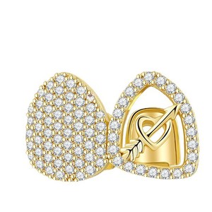 Amuleto Flecha Atravesando el Corazón con Microincrustaciones de Zirconia Dorada, Adorno Dental Lateral Estilo Hip Hop para Uso Diario - Product Image 1