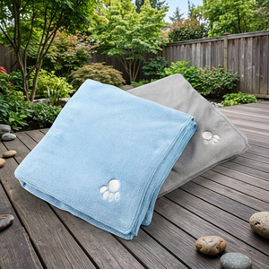Toallas de Microfibra para Perros, Color Azul Grisáceo con Estampado de Huellas, Súper Absorbentes, de Secado Rápido, para Uso en Exteriores y Jardines, Forma Rectangular - Product Image 1