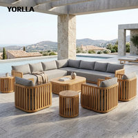 Ensemble de canapés de patio modulaires haut de gamme en teck à lattes verticales, mobilier d'extérieur moderne et biologique pour complexe hôtelier