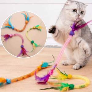 Giocattoli per Gatti con Erba Gatta, Tubi in Rete con Piume e Campanelli, Corda Interattiva Colorata per Gatti e Gattini - Product Image 1