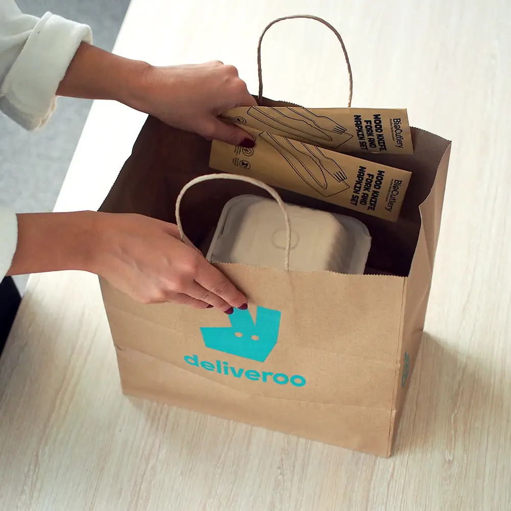 حقيبة ورقية من الورق المقوى مخصصة صديقة للبيئة قابلة للتحلل باللون البني للطعام السريع للاستخدام في المطاعم