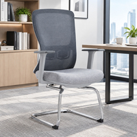 Chaise visiteur cantilever en maille grise avec base patin et accoudoirs fixes, dossier ouvert, pour conférence, réception, bureau, vente en gros