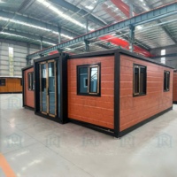 Maison conteneur moderne extensible avec finitions préfabriquées écologiques et étanches, alimentée à l'énergie solaire pour applications en cour et en salle à manger