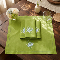Serviettes de table carrées en lin vert printanier avec ourlet festonné, broderie marguerite bleue et blanche, faites à la main, écologiques, style cottage français