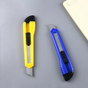 Cuchillo utilitario Chenguang de 18 mm con hoja de acero al carbono y mango de plástico amarillo para cortar papel tapiz y embalajes - Product Image 2