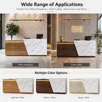 Comptoir de réception en bois et marbre sur mesure avec éclairage LED intégré pour hôtel et salon de beauté
