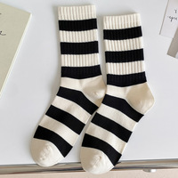 Chaussettes mi-mollet rayées noires et blanches pour femmes, nouvelles chaussettes longues en coton respirantes et anti-odeurs pour l'automne et l'hiver