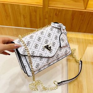 Nouveau <span class=keywords><strong>sac</strong></span> carré <span class=keywords><strong>petit</strong></span> format Guesses, à bandoulière, style messager, pour <span class=keywords><strong>femme</strong></span>, avec chaîne simple, imprimé patchwork et couleur unie, mode rétro. - Product Image 3