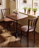Table de restaurant classique en bois massif avec base décorative en fonte pour bar, bistrot, café