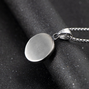 Collar con colgante redondo de acero inoxidable, diseño de flor, joyería unisex SP527 - Product Image 4