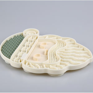 Gamelle pour chien en silicone Père Noël anti-glouton, étanche, motif uni, design de Noël - Product Image 6