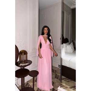 Robe de soirée de luxe rose coupe trapèze longue avec détails froncés, taille empire, ornée de sequins, de perles, de fleurs et de plumes, idéale pour une soirée romantique - Product Image 3