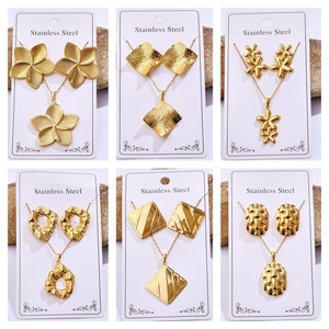 Ensemble de Bijoux Collier et Boucles d'Oreilles avec Pendentifs Créatures Marines Circulaires, Ovales, Cœurs et Rayures Irrégulières en Acier Inoxydable Plaqué Or - Product Image 1