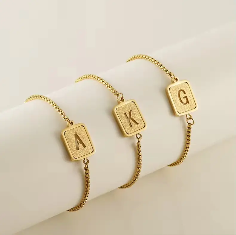 Hot Selling Adjustable 18k Gold Plated Stainless Steel Square Chain Initial Letter Charm Bracelet