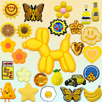 Personnalisé en gros jaune 2D pvc bricolage sabot sandale accessoires fleur soleil ballon chien chaussures décorations soda fromage chaussure charmes