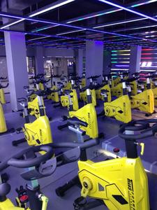 Vélo d'exercice de cyclisme d'intérieur commercial pour la maison ou la salle de sport Fitness Training Belt Type Cardio Spin <span class=keywords><strong>Trainer</strong></span> en vente - Product Image 3