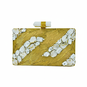 Pochette en métal doré avec motif texturé diagonal, incrustation de coquillages, accents de perles de cristal, sac de créateur artisanal de luxe, soirée - Product Image 1