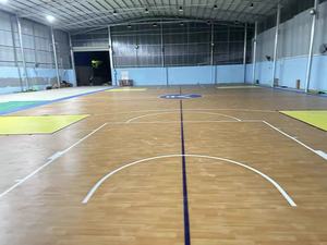 Ensemble complet <span class=keywords><strong>de</strong></span> terrain <span class=keywords><strong>de</strong></span> basketball FIBA <span class=keywords><strong>de</strong></span> qualité commerciale Oulin, revêtement <span class=keywords><strong>de</strong></span> <span class=keywords><strong>sol</strong></span> en PVC antidérapant et écologique, épaisseur 4 mm/7 mm, et panier <span class=keywords><strong>de</strong></span> basketball - Product Image 1