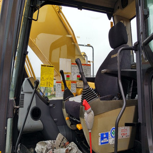 รถขุดมือสอง Komatsu PC200 นำเข้าจากญี่ปุ่น สภาพดี บำรุงรักษาอย่างดี เหมาะสำหรับงานที่อยู่อาศัยและพื้นที่เชิงพาณิชย์ มีจำนวนจำกัด - Product Image 4