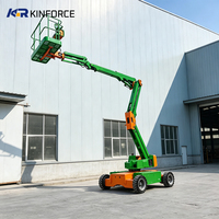 Plataforma Elevadora Articulada Autopropulsada con Brazo Curvo y Estructura Reforzada para la Construcción de Parques Acuáticos