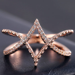 Anello creativo a forma di rombo per donna, design intarsiato a forma di V incrociata, gioielli alla moda - Product Image 2