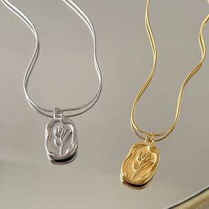 Collar con colgante de rosa de acero inoxidable con diseño de flor en relieve, cadena para clavícula en color oro y plata para mujer - Product Image 1