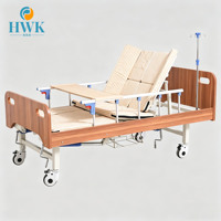 Lit médical manuel semi-courbé à cadre renforcé, avec matelas anti-escarres sur mesure, barrières latérales et support de perfusion pour la réadaptation