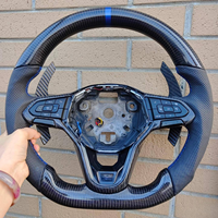 Volant personnalisé pour Volkswagen en fibre de carbone avec bandes bleues, cuir perforé et boutons de commande pour voitures VW
