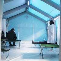 Tente d'hôpital de campagne gonflable à déploiement rapide avec matériau PVC imperméable et certification CE pour une utilisation médicale d'urgence