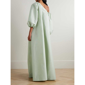 Abito lungo da donna verde menta chiaro con spalle scoperte e maniche a lanterna - Design ampio e fluido, stile casual elegante - Product Image 2