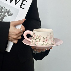 Juego de taza y plato de café con diseño de flor de lirio pintada a mano, regalo para el té de la tarde, recuerdos para <span class=keywords><strong>cumpleaños</strong></span> de niñas y damas de honor. - Product Image 4