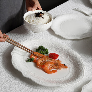 Service <span class=keywords><strong>de</strong></span> table élégant en céramique blanche gaufrée, assiettes et bols à bord festonné pour dîners formels et cadeaux - Product Image 4