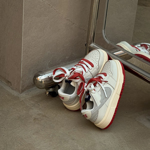 Nuove Sneakers Autunno 2025 per Bambini con Suola a Contrasto, Versatili, Stile Skate, Bianche - Product Image 4